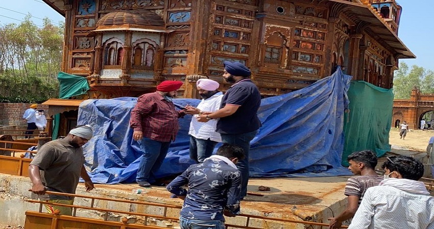 दिल्ली में बन रहे स्वर्ण मंदिर मॉडल को सिख समुदाय ने विरोध कर तुड़वाया दिल्ली में बन रहे स्वर्ण मंदिर मॉडल को सिख समुदाय ने विरोध कर तुड़वाया